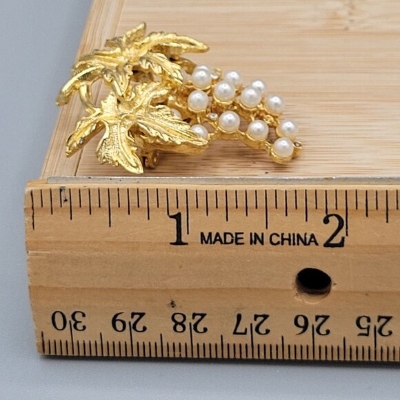 Gold Tone Grape Leaf Cluster Brooch Imitation Pearls Vintage Jewelry 2 Inch Pin - Picture 6 of 7
